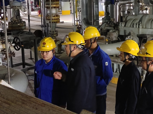 201763604209108615.jpg 圖2 班長現(xiàn)場教學(xué)防凍操作技能。.jpg