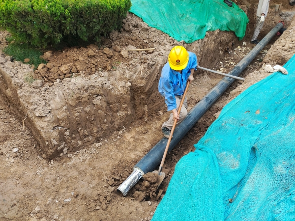 檢修人員修整坑道，利于管口對接 (1).jpg