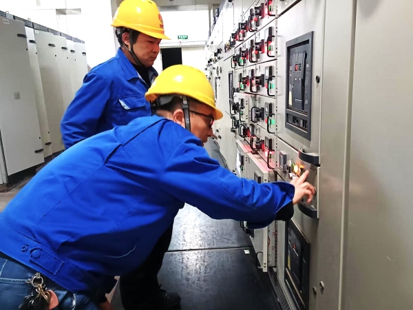 211763693047140483.jpg 電氣人員檢查配電裝置.jpg