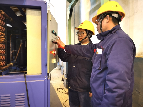 251764053253127787.jpg 技術(shù)人員對(duì)開關(guān)設(shè)備進(jìn)行調(diào)試.jpg