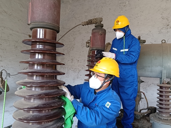 251764053262109504.jpg 工作班成員對(duì)變壓器整體清掃.jpg