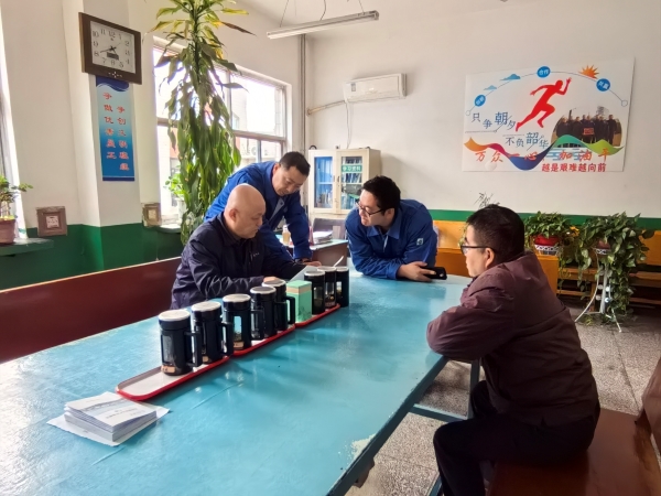 281764290689183146.jpg 支部書(shū)記李風(fēng)明落實(shí)班組獎(jiǎng)金發(fā)放制度.jpg