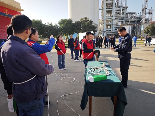 11月27日，在計(jì)控電儀部副部長(zhǎng)沈敬輝的帶領(lǐng)下，員工們積極參與逃生繩結(jié)“生死時(shí)速”活動(dòng).jpg